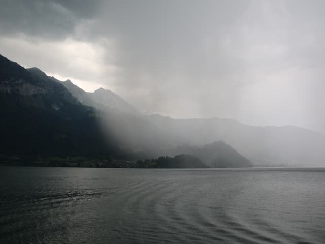 Wolkenwand über See