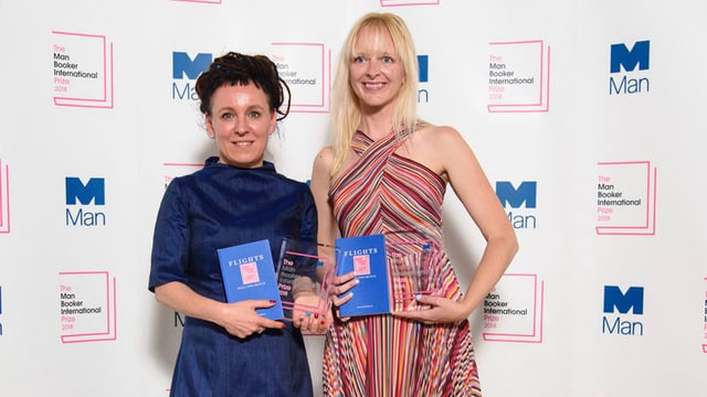 Die polnische Autorin Olga Tokarczuk (links) und die US-amerikanische Übersetzerin Jennifer Croft. Die polnische Autorin Olga Tokarczuk (links) und die US-amerikanische Übersetzerin Jennifer Croft.