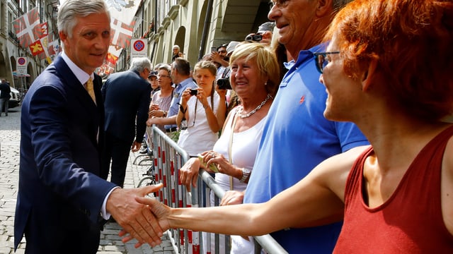 König Philippe schüttelt Hände von Zuschauer. König Philippe schüttelt Hände von Zuschauer.
