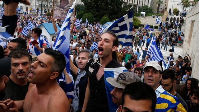 Demonstranten mit griechischen Flaggen Demonstranten mit griechischen Flaggen