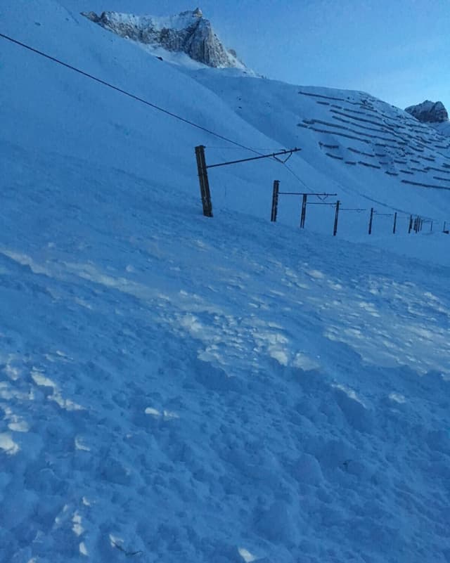 In maletg dal lieu nua che la lavia ha sutterrà il binari. In maletg dal lieu nua che la lavia ha sutterrà il binari.