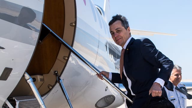 Ignazio Cassis besteigt ein Flugzeug. Ignazio Cassis besteigt ein Flugzeug.