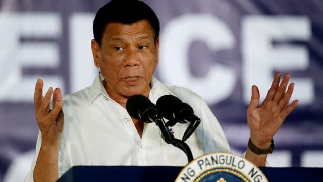 Duterte spricht in ein Mikrofon. Duterte spricht in ein Mikrofon.