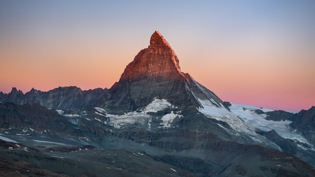 Das Matterhorn am 12. September in zartem Morgenrot. Das Matterhorn am 12. September in zartem Morgenrot.