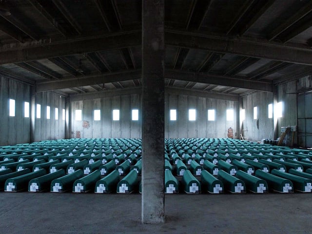 Eine grosse Halle mit vielen Särgen. Eine grosse Halle mit vielen Särgen.