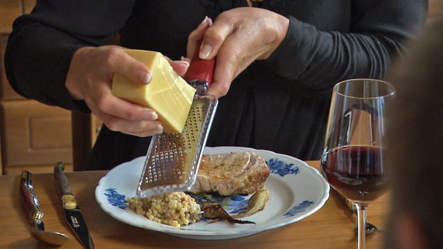 Kalbskotelett auf Heu in Salzkruste und Fregola Sarda mit Artischocken und Mark Kalbskotelett auf Heu in Salzkruste und Fregola Sarda mit Artischocken und Mark