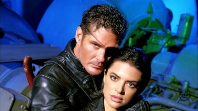 David Hasselhoff posiert als Nick Fury mit seinem weiblichen Sidekick auf dem Set. David Hasselhoff posiert als Nick Fury mit seinem weiblichen Sidekick auf dem Set.