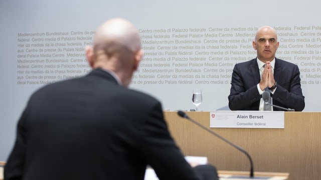 Ein Mann legt die Hände während des Sprechens zusammen. Ein Mann legt die Hände während des Sprechens zusammen.