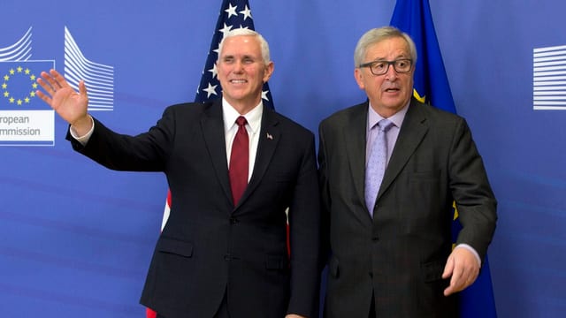 Mike Pence posiert mit Jean-Claude Juncker. Mike Pence posiert mit Jean-Claude Juncker.