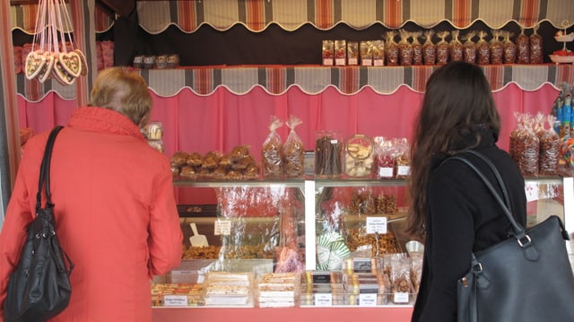 Süssigkeiten-Stand an einem Jahrmarkt Süssigkeiten-Stand an einem Jahrmarkt