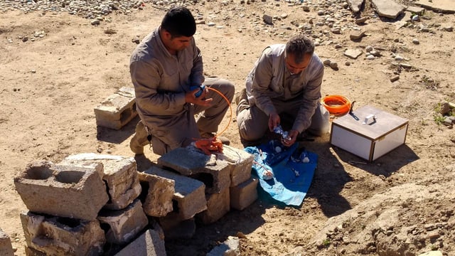 Mitarbeiter von Handicap International bereiten in der Provinz Kirkuk die Zerstörung eines gefundenen Sprengsatzes vor. Mitarbeiter von Handicap International bereiten in der Provinz Kirkuk die Zerstörung eines gefundenen Sprengsatzes vor.