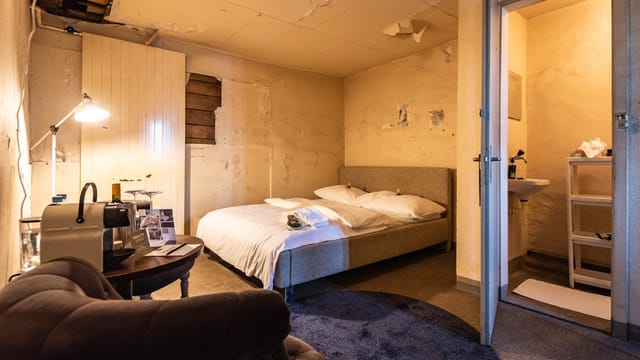 Ein Hotelzimmer in einem Turm Ein Hotelzimmer in einem Turm