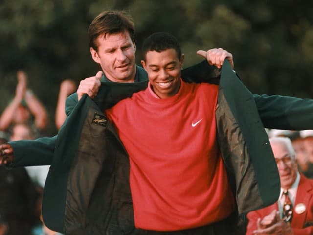 Woods erhält das grüne Jackett von Vorjahressieger Nick Faldo: US Masters in Augusta 1997. Woods erhält das grüne Jackett von Vorjahressieger Nick Faldo: US Masters in Augusta 1997.