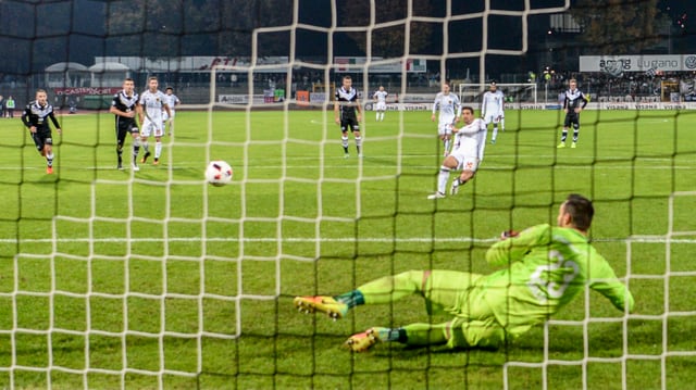 Davide Callà verwandelt seinen Penalty in der 88. Minute. Davide Callà verwandelt seinen Penalty in der 88. Minute.