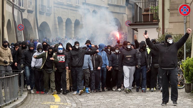 Der Fanmarsch von 2014 durch die Berner Altstadt, an der Spitze vermummte Fussballfans Der Fanmarsch von 2014 durch die Berner Altstadt, an der Spitze vermummte Fussballfans