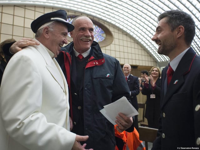 Papst Franziskus (l.) mit ungewohnter Kopfbedeckung. Papst Franziskus (l.) mit ungewohnter Kopfbedeckung.