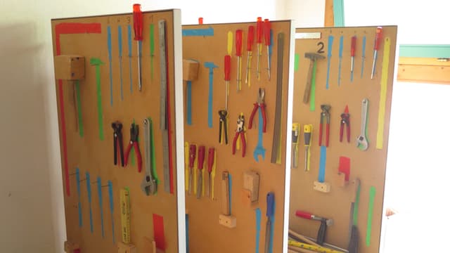 Werkzeuge an Bretterwand montiert. Werkzeuge an Bretterwand montiert.