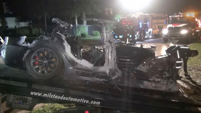 Überreste des Autos. Überreste des Autos.