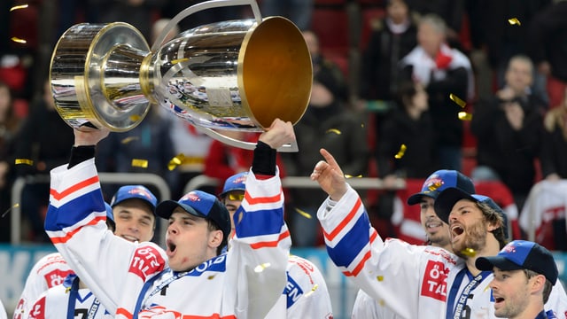 Auston Matthews stemmt die Cup-Trophäe in die Höhe. Auston Matthews stemmt die Cup-Trophäe in die Höhe.