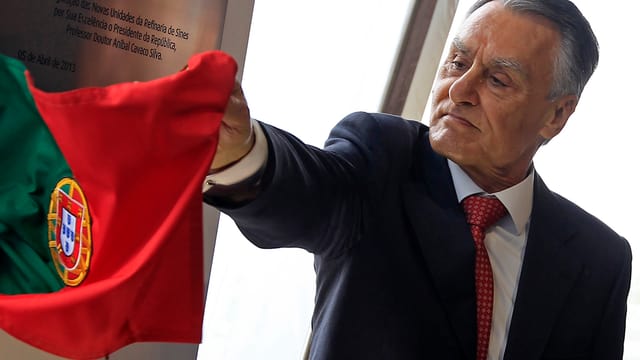 Aníbal Cavaco Silva mit einer Portugal-Flagge in der Hand. Aníbal Cavaco Silva mit einer Portugal-Flagge in der Hand.