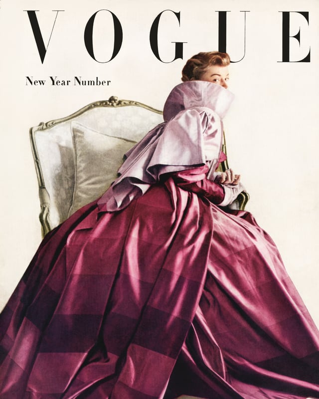 Eine Frau ziehrt das Cover der Vogue, sie trägt ein sehr voluminöses Kleid. Ihr Körper ist vom Betrachter abgekehrt, die Hälfte des Gesichts mit dem Kragen des Kleides verdeckt.