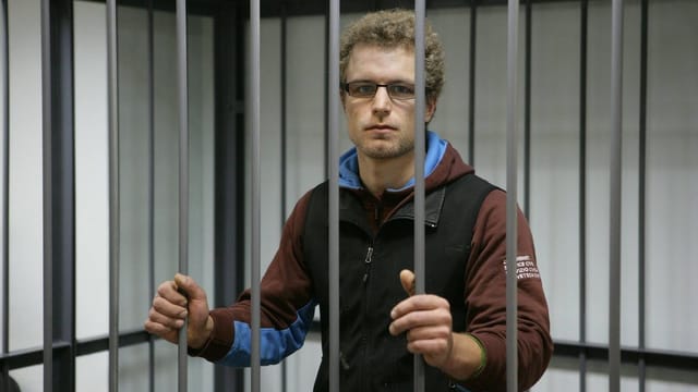 Öko-Aktivist Marco Weber hinter Gittern. Öko-Aktivist Marco Weber hinter Gittern.
