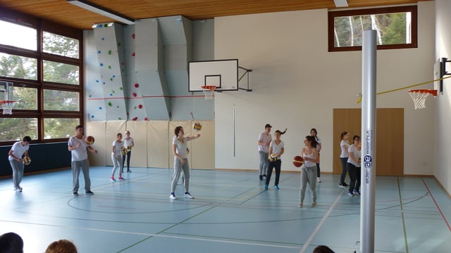 Ina represchentaziun da scolars dal gimnasi. Ina represchentaziun da scolars dal gimnasi.