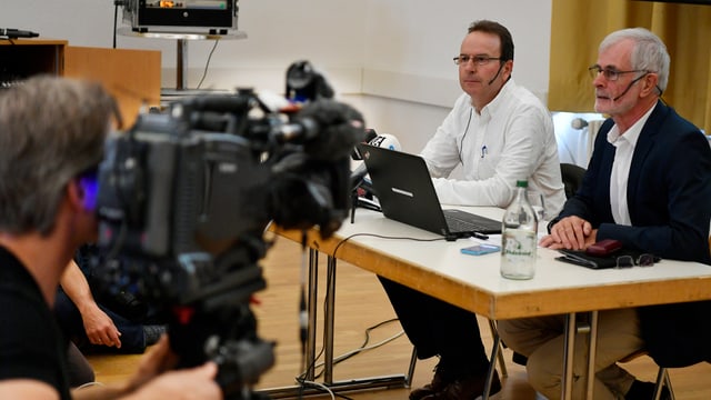 Els dus a maisa durant la conferenza da medias. Els dus a maisa durant la conferenza da medias.