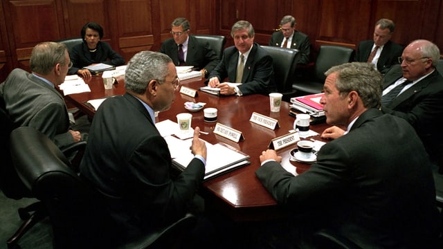 George W. Bush mit Sicherheitsrat im Situation Room George W. Bush mit Sicherheitsrat im Situation Room