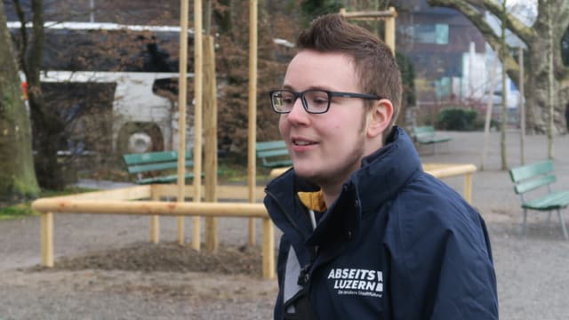Ein junger Mann mit Brille, kurzen Haaren und einem leichten Bart. Ein junger Mann mit Brille, kurzen Haaren und einem leichten Bart.