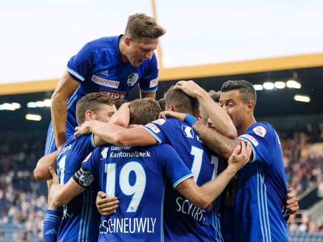 FCL bejubelt ein Tor gegen Lugano. FCL bejubelt ein Tor gegen Lugano.