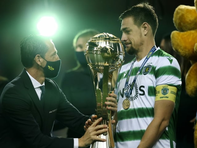 Sporting-Captain Sebastian Coates erhält den Pokal.