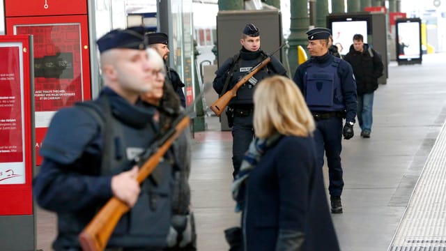 In Paris unterstützen 1500 zusätzlichen Soldaten die Polizei. Im Bild: Der Gare du Nord am Samstagmorgen. In Paris unterstützen 1500 zusätzlichen Soldaten die Polizei. Im Bild: Der Gare du Nord am Samstagmorgen.