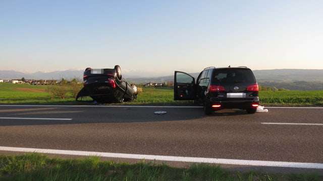 zwei Autos auf dem Dach liegend zwei Autos auf dem Dach liegend