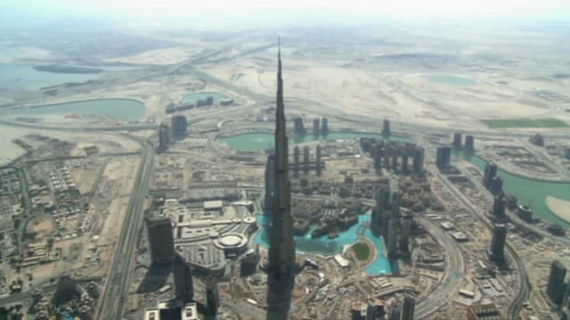 Eine Luftaufnahme zeigt den Burj Khalifa neben vielen kleinen Häusern in Dubai. Eine Luftaufnahme zeigt den Burj Khalifa neben vielen kleinen Häusern in Dubai.