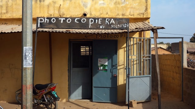 Ein Laden, auf dem «Photocopiera» steht. Ein Laden, auf dem «Photocopiera» steht.