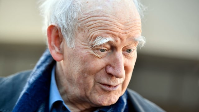 Älterer Mann sprechend Älterer Mann sprechend
