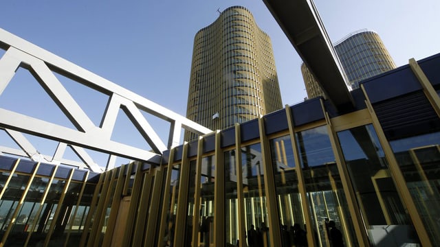Das Sportgebäude und die beiden Hochhäuser auf der Luzerner Allmend. Das Sportgebäude und die beiden Hochhäuser auf der Luzerner Allmend.