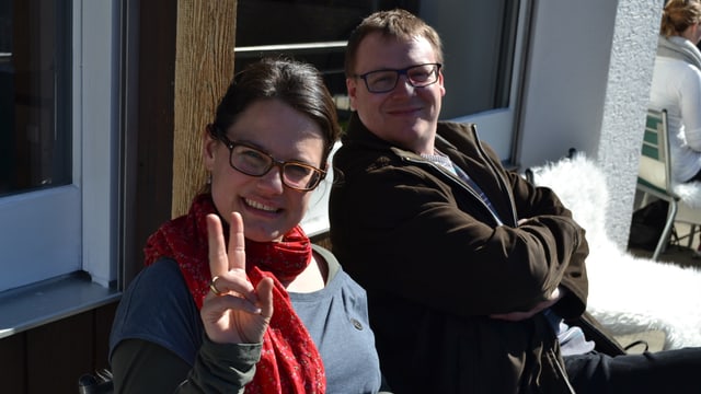 Redaktorin und Redaktor sitzen zufrieden auf einer Terrasse. Redaktorin und Redaktor sitzen zufrieden auf einer Terrasse.