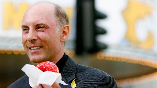 Dan Castellaneta mit einem Donut in der Hand. Dan Castellaneta mit einem Donut in der Hand.