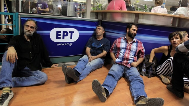 ERT-Mitarbeiter verharrten zum Protest in den Studios. ERT-Mitarbeiter verharrten zum Protest in den Studios.