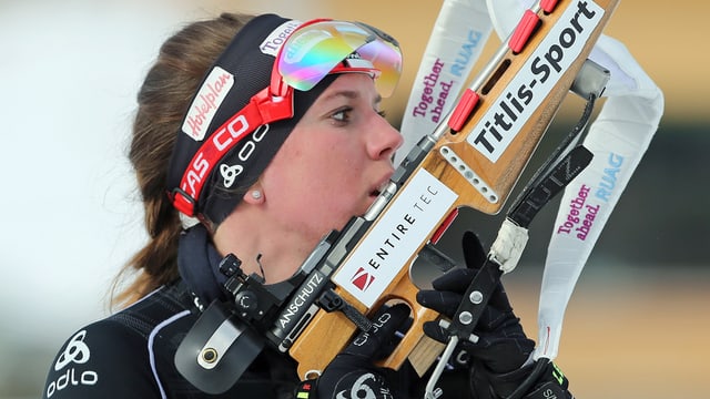 Lena Häcki mit Gewehr. Lena Häcki mit Gewehr.