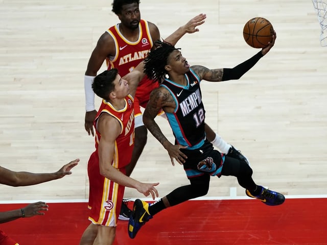 Memphis-Spieler Ja Morant hebt zum Punktgewinn ab. Memphis-Spieler Ja Morant hebt zum Punktgewinn ab.