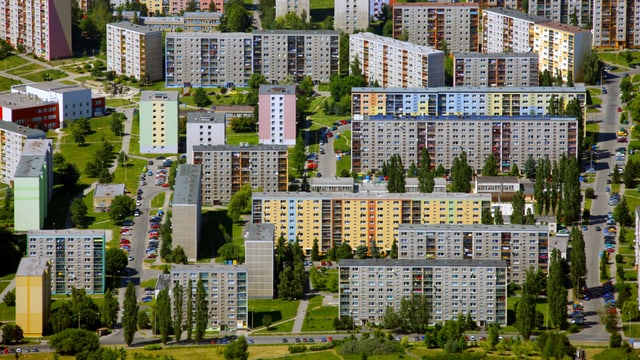 Eine Siedlung von grauen Plattenbauten Eine Siedlung von grauen Plattenbauten