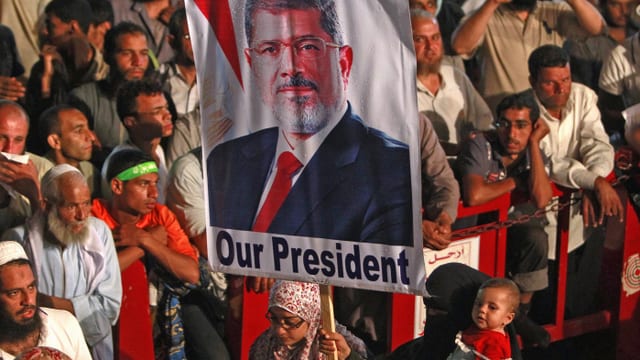 Demonstranten mit Plakat von Mursi