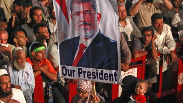 Demonstranten mit Plakat von Mursi Demonstranten mit Plakat von Mursi