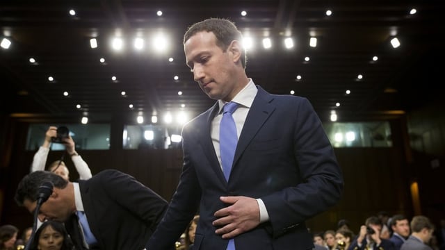 Mark Zuckerberg setzt sich am Senats-Hearing Mark Zuckerberg setzt sich am Senats-Hearing