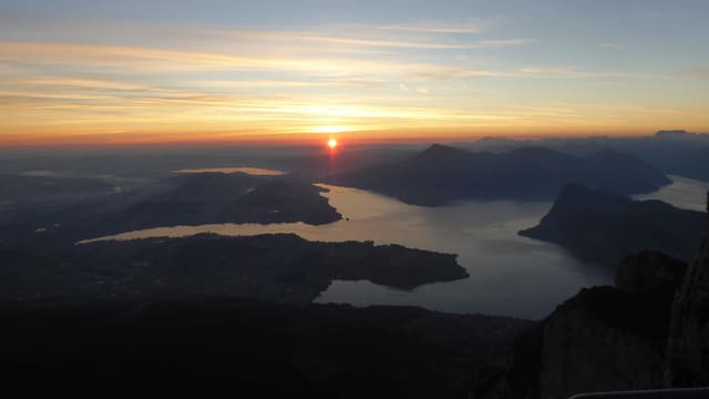 Sonnenaufgang auf dem Pilatus mit Blick auf den Vierwaldstättersee. Sonnenaufgang auf dem Pilatus mit Blick auf den Vierwaldstättersee.
