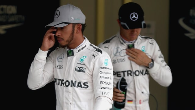 Die Mercedes-Piloten Lewis Hamilton (l.) und Nico Rosberg schauen einander nicht an