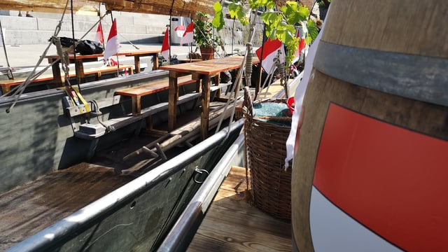 Tisch und Bänke auf Boot. Tisch und Bänke auf Boot.